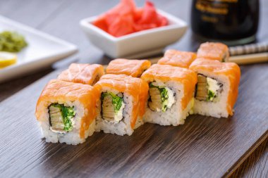 Güzel bir ahşap tahta üzerinde suşi dekore edilmiş.