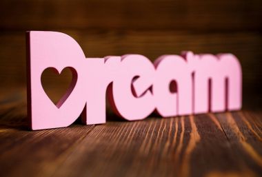 Ahşap arka plan üzerinde rüya mektupları.