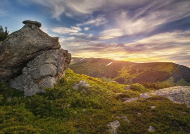 Rocky Dağları'nda güneş doğuyor. Büyülü manzara