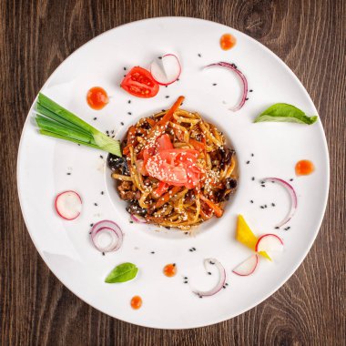 Tavuk ve sebzeli erişte.