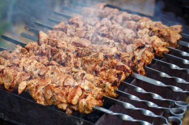 açık havada ızgarada pişmiş kebap