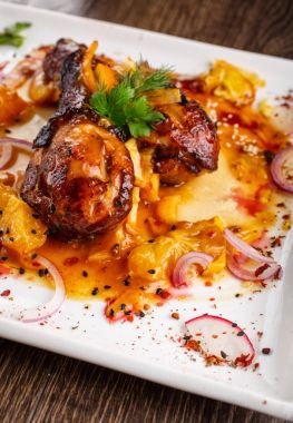 Turuncu sır soslu biber tavuk budu