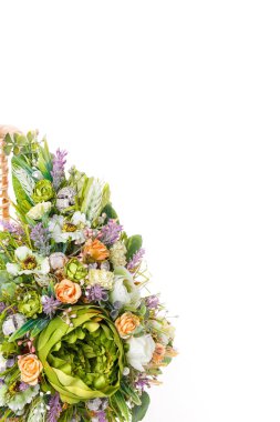 Beyaz bir arka plan üzerinde Paskalya kutlamak çiçekli sepet