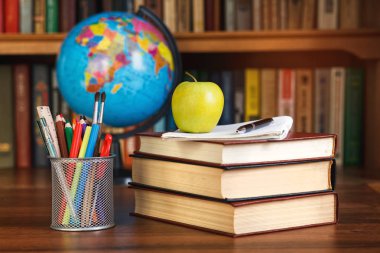 Bilim ve kitap kavramı - kazık kitap ve ajanda, masanın üzerinde Küre