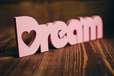 Motive edici metin, etiket, dekoratif harfler. Ahşap arka plan üzerinde rüya metin