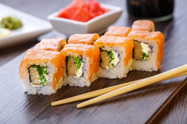 Philadelphia rulo suşi somon ile