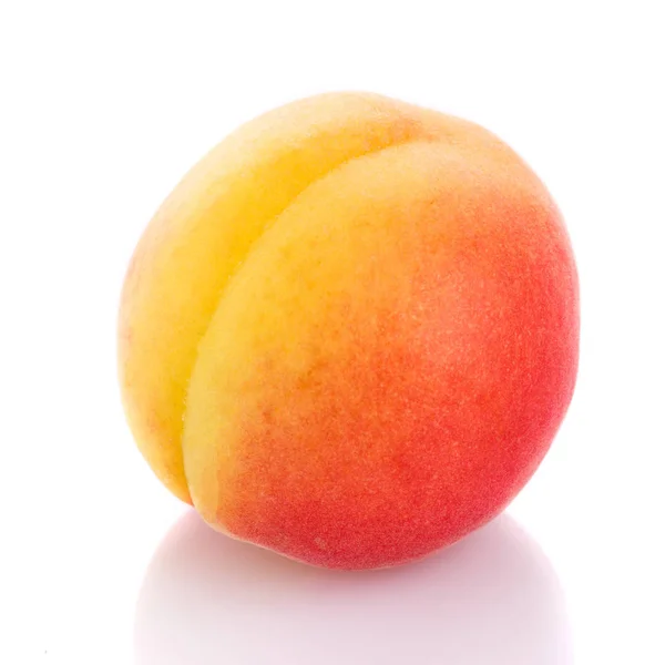 Персик изолирован на белом . — стоковое фото