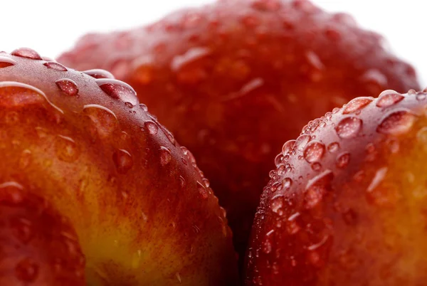 Färska persikor med vattendroppar. Närbild, makro foto — Stockfoto