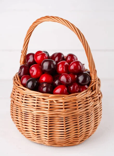 Cerises douces dans le panier . — Photo