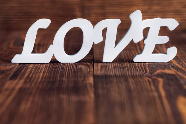 ahşap arka plan üzerinde metin seviyorum