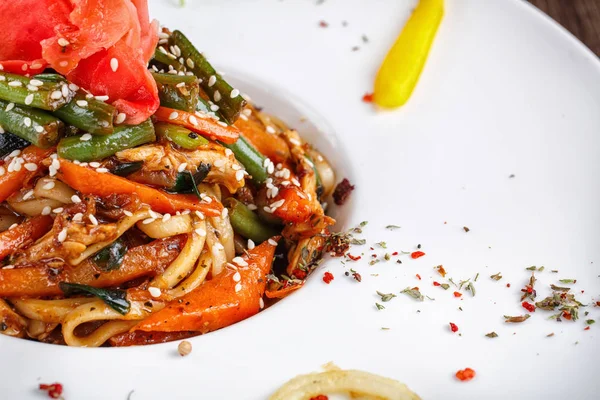 Cocina de restaurante, platos de decoración cocinero - Fideos de estilo asiático — Foto de Stock