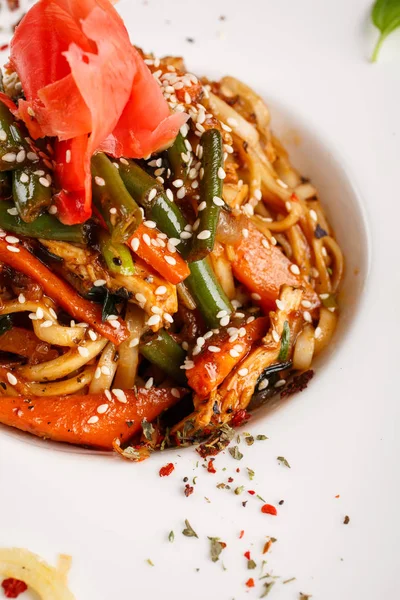 Tay tarzında noodles sebze ve sos ile