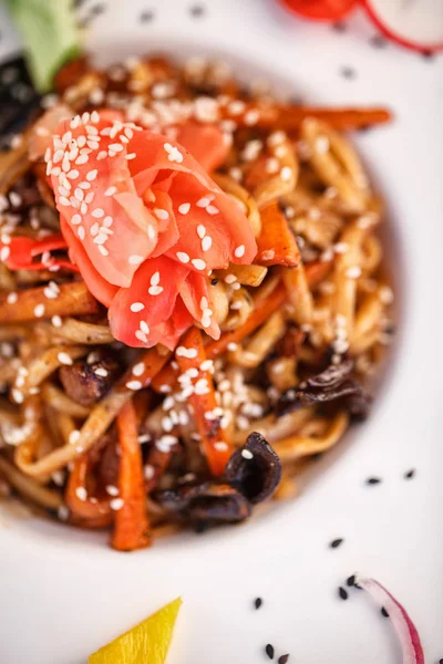 Tavuk ve sebzeli erişte.