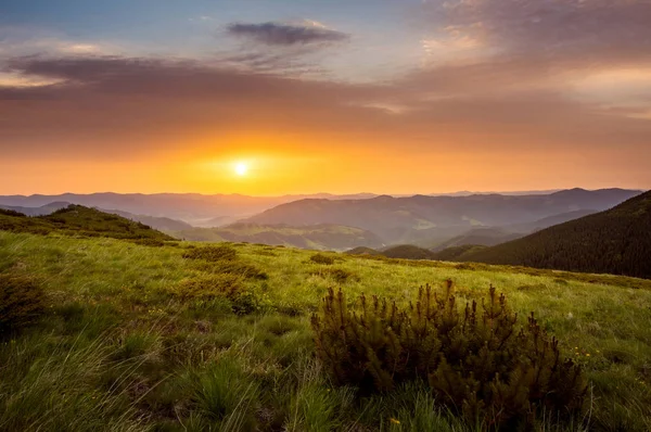 Majestic sunset in the mountains landscape. hdr foto — Stock Photo, Image