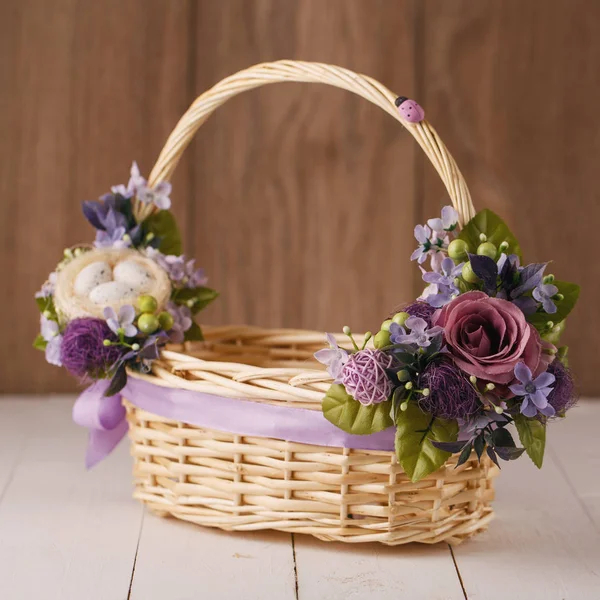 Zdobená velikonoční košík — Stock fotografie