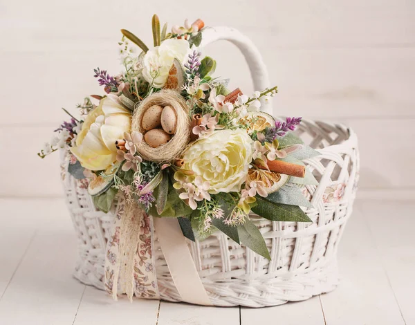 Originally decorated basket to Easter — Stock Photo, Image