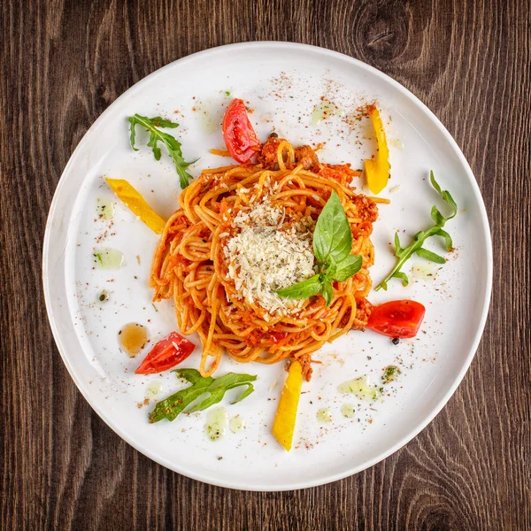 Concepto alimenticio - Pastas frescas boloñesas — Foto de Stock