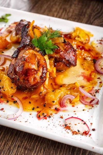 Cosce di pollo in salsa glassa arancione con peperoncino — Foto Stock