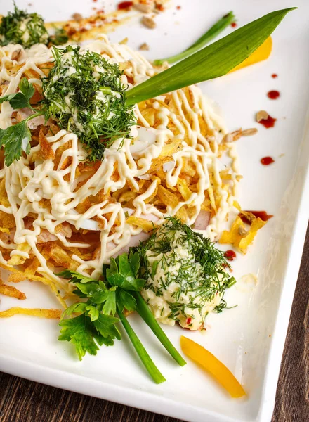 salata tavuk patates cipsi ile yeşil ve peynir ağrıları