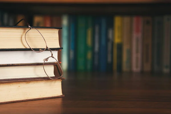 Образование и концепция книг - куча книг и стаканов — стоковое фото