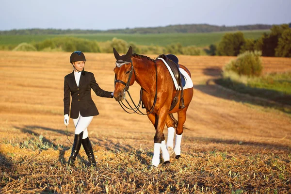 Mujer con su caballo - joven jinete — Foto de Stock
