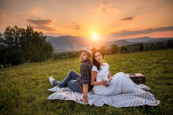 iki beyaz ekose aşktan sonra. arka plan dağlarda günbatımı