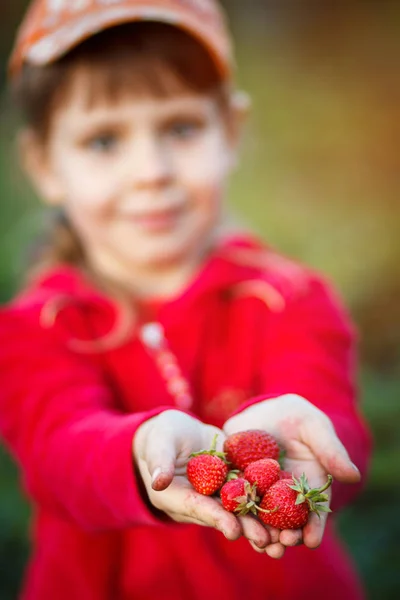 Jeune fille à la fraise — Photo