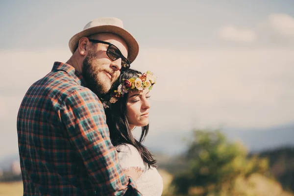 Amour, tendre, rêveur, doux jeune couple câlin — Photo