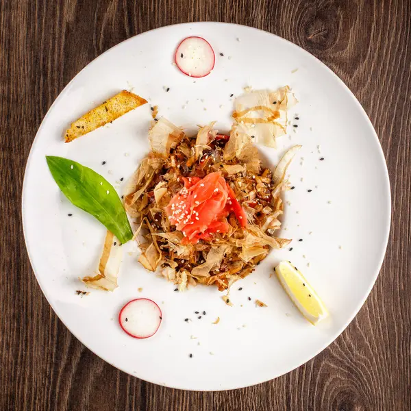 Sığır eti ve zencefil Tay tarzı ile erişte