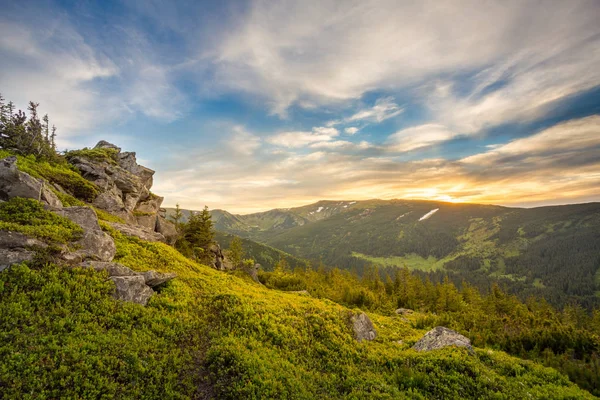 Majestic sunset in the mountains landscape — Stock Photo, Image