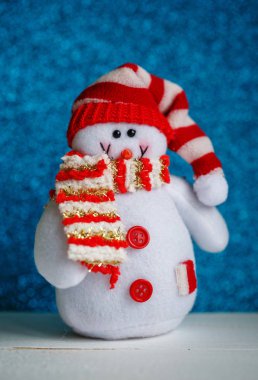 Kardan adam oyuncak mavi zemin üzerine.