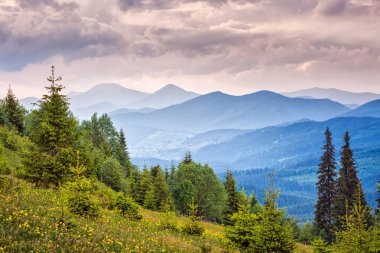 Dağlarda günbatımı. Ukrayna'nın Karpatlar. Verhovina şehir. HDR foto