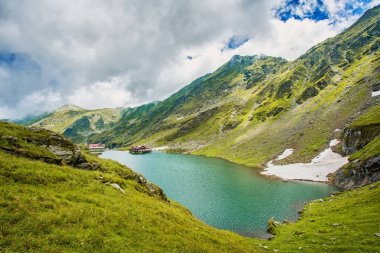 Dağ gölü. Güzel gökyüzü bulutlu. Harika Vadisi. Yürüyüş ve Turizm kavramı. HDR