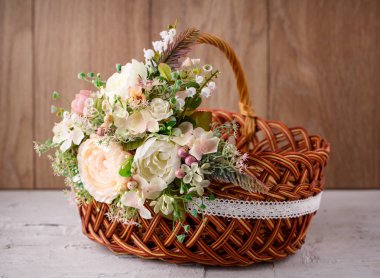 Çiçekli dekoratif Paskalya sepeti
