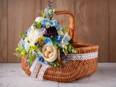 Paskalya kutlamak çiçekli güzel dekoratif sepet