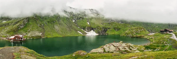 Bir dağ Gölü Panoraması. Balea Gölü dağda tipik dağ evi.