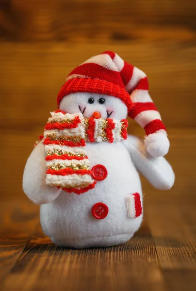 크리스마스 인형: 크리스마스 장식으로 모자와 스카프를 단 눈 사람. — 스톡 사진