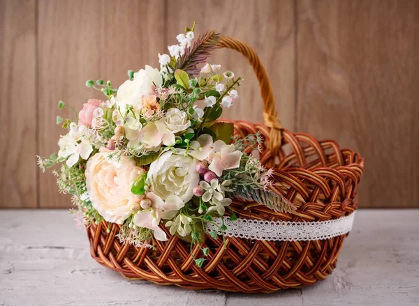 Çiçekli dekoratif Paskalya sepeti