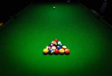 Bilardo pool oyunu. Yeşil kumaş tablo