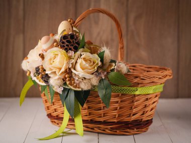el yapımı bambu sepet çiçeklerle süslenmiş