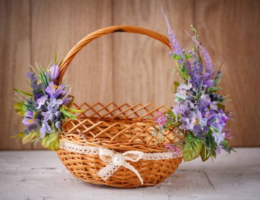 Paskalya kutlamak çiçekli güzel dekoratif sepet