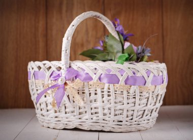 Tasarımcısı sepet çiçek ile dekore edilmiştir.