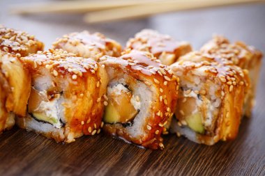 Suşi rulo üzerinde ahşap arduvaz kaplamak hizmet