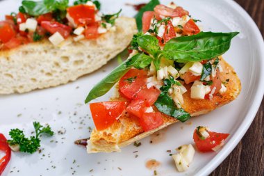 Lezzetli kahvaltı. Sebzeli ekmek.