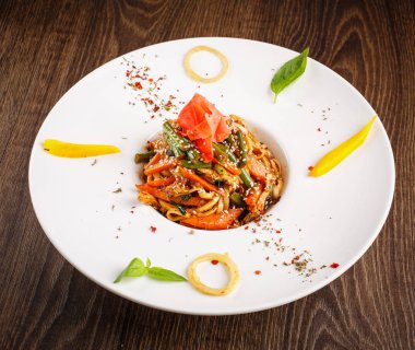 Tavuk ve sebzeli erişte.