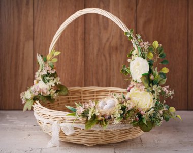 Çiçekli dekoratif Paskalya sepeti
