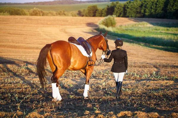 彼女の馬を持つ女性 — ストック写真