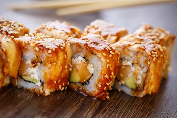 Suşi rulo üzerinde ahşap arduvaz kaplamak hizmet