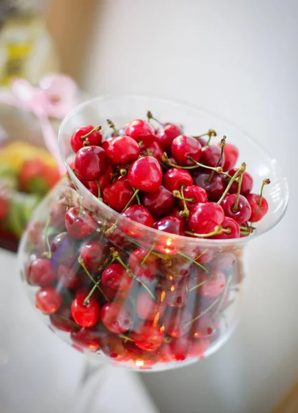 Grande tigela de cerejas maduras frescas na mesa de férias — Fotografia de Stock