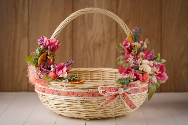 Tasarımcısı sepet çiçek ile dekore edilmiştir.